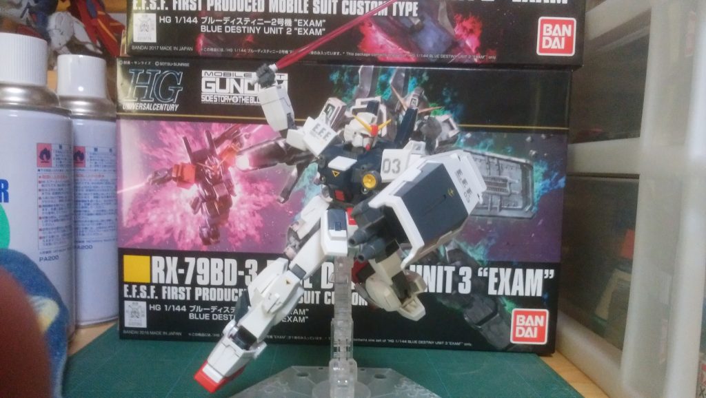 パッケージにも載っているビームサーベルと2連ビーム砲のアクションポーズ