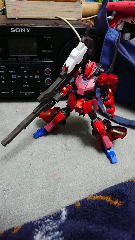 マルチバズーカ
BFティマット社が開発した実弾兵装。
弾頭を変更するができるため、様々な任務に使用することができる。敵機の鹵獲を主体としていたオェーザを象徴する武器である。