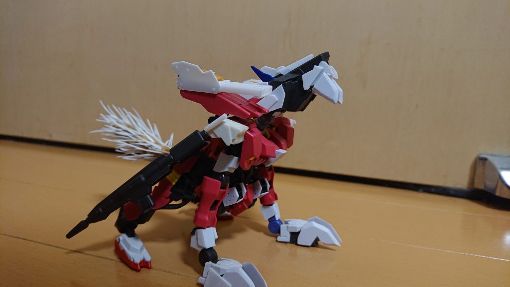 最初は尻尾フサフサだったんですよねただパテが重く折れそうだったのでソード状にして格闘用としました。