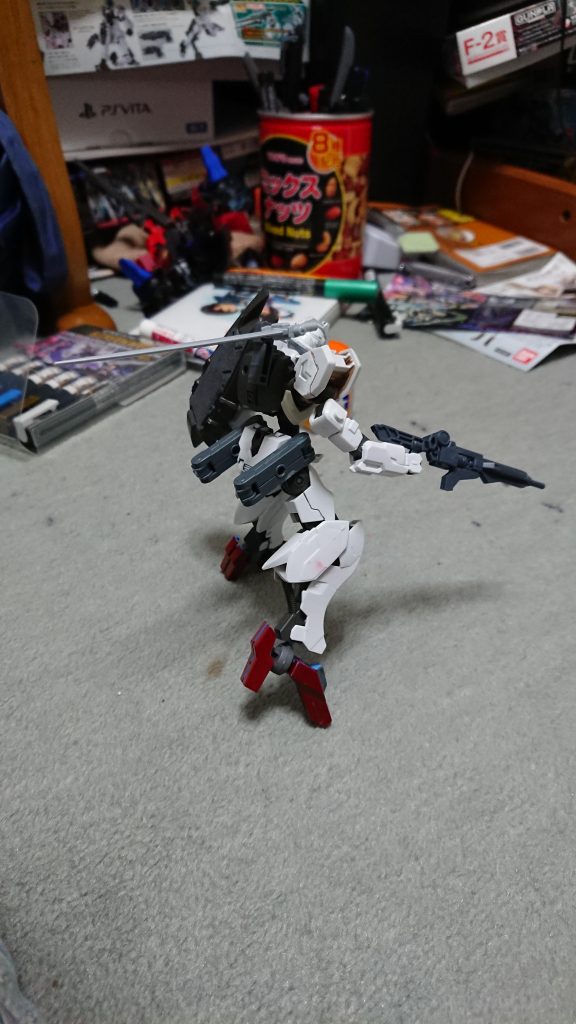 基本性能はガンダムフレーム採用機やグレイズを上回るが、既に旧式であるため、オェーザのオルフェディアス部隊に撃墜されている。また、ケイナオ大尉に、地球とコロニーが陸続きではないことを指摘されている。