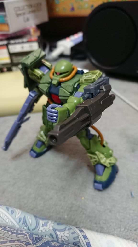 大型ビームライフル
オミットしたスパイクアーマーの部分に装備しているジェネレータ直結型のビーム兵器。試作段階であったため、かなり大型で、ビーム発射後の反動も大きい。
冷却時間が長いため、連射性に難がある。