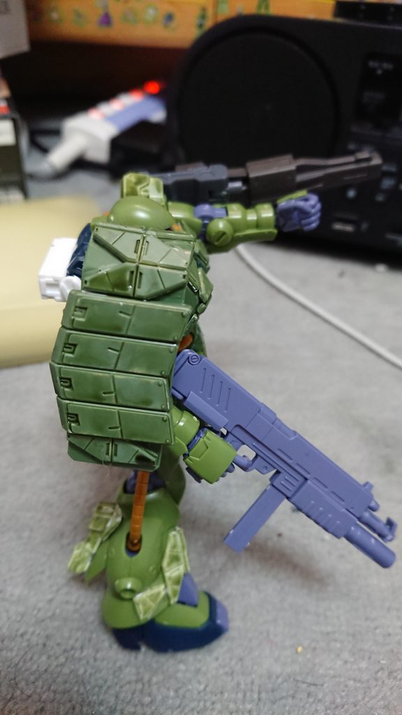 MMP-80 90mmマシンガン
ザクマシンガンに代わるジオンの主兵装。

シールド
ビームライフルの反動に耐えるため、連邦で採用されているチョバムアーマーで覆っている。