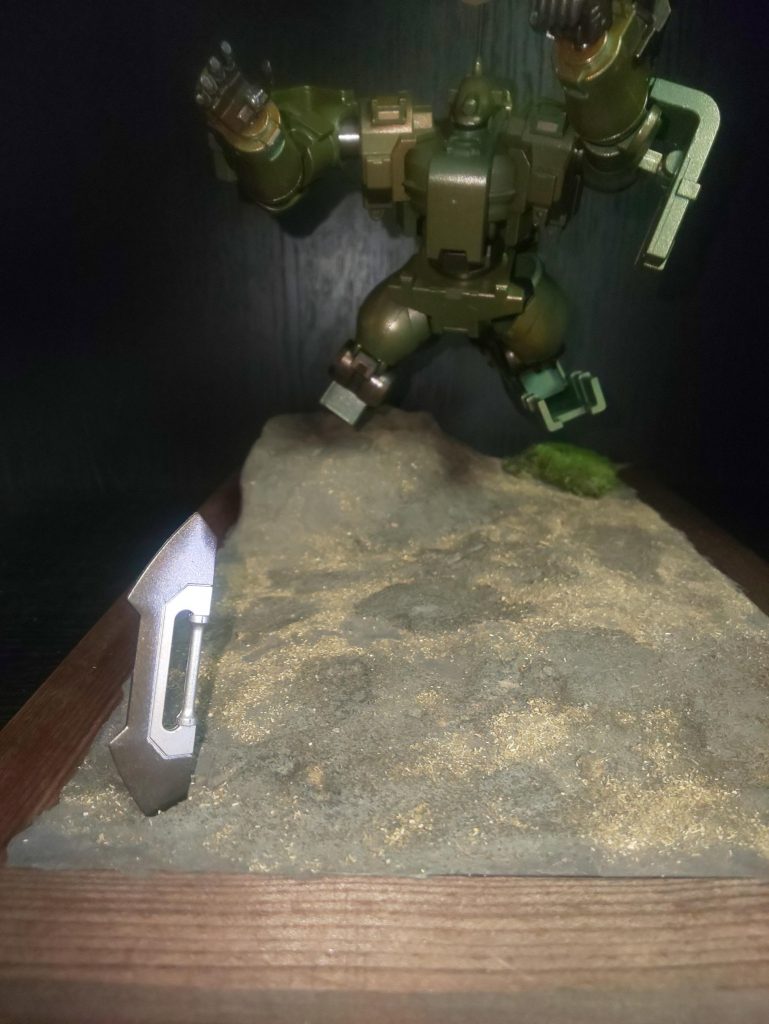 落としたカーボンブレイドを見つけて飛びつくティエレン