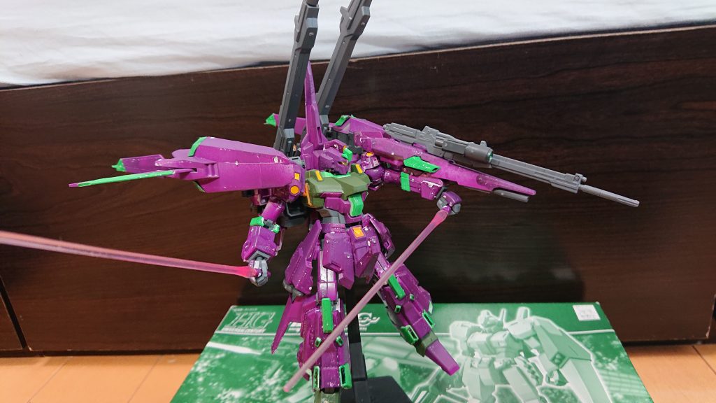 シールドには余っていたアコ用のビーム・ライフルを装備しています。あと、シールドの緑色の部分はスラスター(推定)から90mm機関砲に換装されています。 

マスター「ハッハッハァー！！弱いぞ！この程度か！！」
オペレーター「御聖院大佐！」
マスター「うん？どうした！」
オペレーター「バックパックが持ちません！」
知ってたw
マスター「何？」
言った瞬間アラート音がコックピットに鳴り響いた。え、何が起きたのかだって？勿論バックパックが故障しました。マスターは頭は良いが馬鹿です。
マスター「ええい！！もう持たないとは！パージする！」