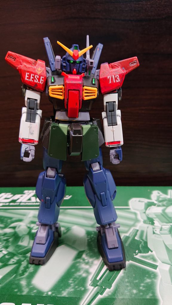 ここでクーデター軍側の機体について。
クーデター軍隊長機
第一次ネオ・ジオン戦争時に大破してオビヒロ基地で放置されていたジム・カスタムMk-2試作0号機(ガンダムMk-2の4号機ベース)を修理した機体です。マスターの相手です。