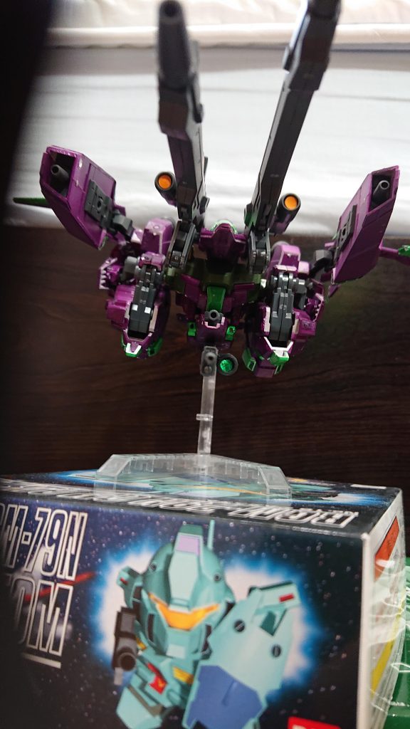 オペレーター「ジェネレーター出力の強化に伴い、メガビームランチャーはギガビームランチャーという武装に改修されました。威力はより出ますが砲身の摩耗が増大しています。」
マスター「了解した。気を付ける」
整備兵(本当に？昔この人ガンダム4号機用のメガビームランチャーの試験用の貴重なジーラインを大破させて死にかけたけどマジで大丈夫かなぁ)
マスター「食らえ！」
整備兵(ほら撃ちまくってるよ)