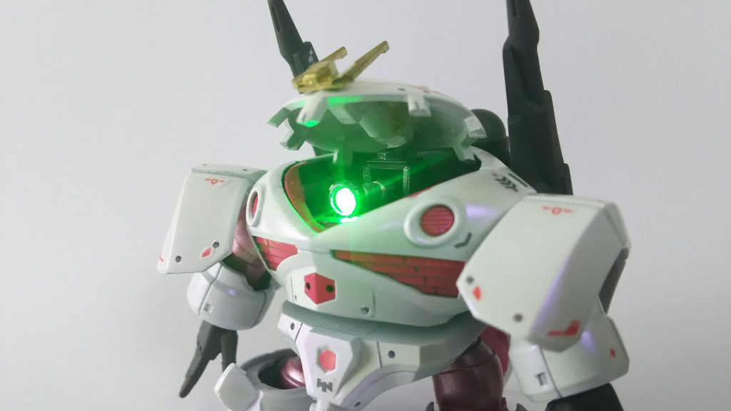 頭部パーツはネオジウム磁石が入っているので開け閉め、取り外し可能です。