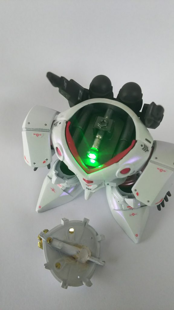 外すとこんな感じです。蓋側に磁石をパテで埋め込んでます。本体はミニ四駆のナット(鉄)で蓋の磁石を引き寄せてます。