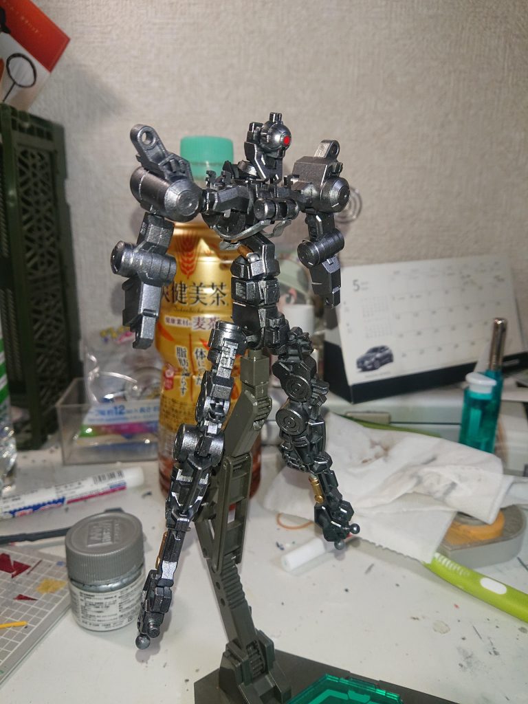 フレームは腹部(背骨?)を5ミリ延長、腰にもグレイズフレームの腰フレームを追加して延長してます。黒サフの上からライトガンメタルを塗装し、若干黒サフが残るよう暗めにしてます。