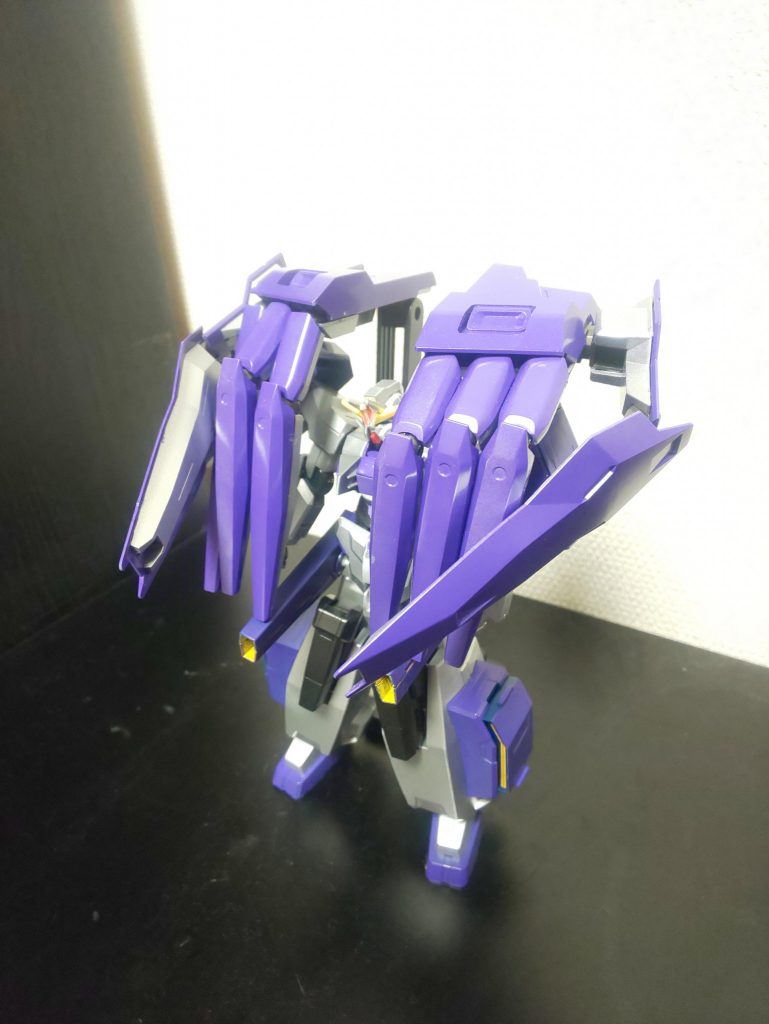 一番守備に力割いた形態です。この状態は攻撃が一切できないが、GNフィールド+ビッグアームの物理防御で実体剣にも対応できるようになっています!