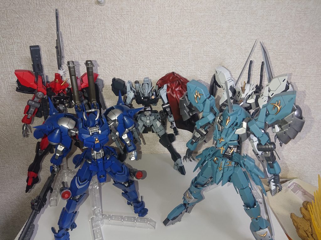 ツヴァイハンダーは強奪されたり、改修されたり、と今までのアインベースの機体の基礎的な機体として作りました(^w^)
右が強奪組、左が改修組です(^^)なので改造は控えめにしましたf(^_^;