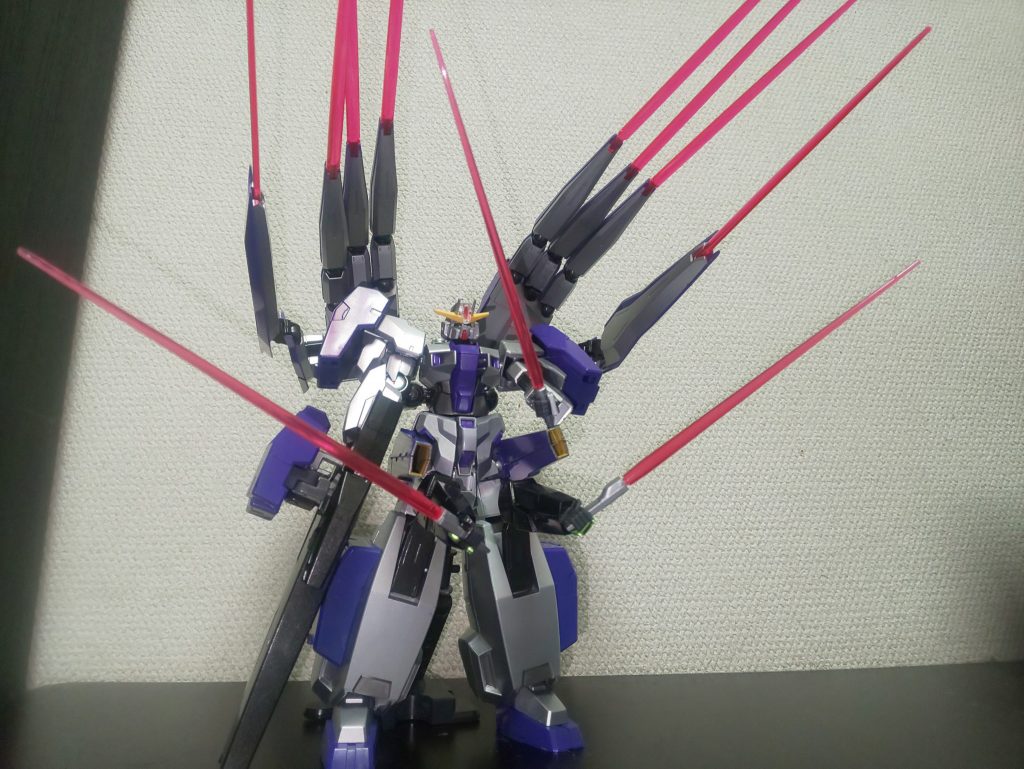 一番気に入っているビームサーベルフル装備です。(ただ1本サーベルが見つからなかったので11本)セラフィム搭載時のほぼ2倍のサーベル本数です。別プランはビッグアームに大剣を持たせた超接近戦型です(予定)。