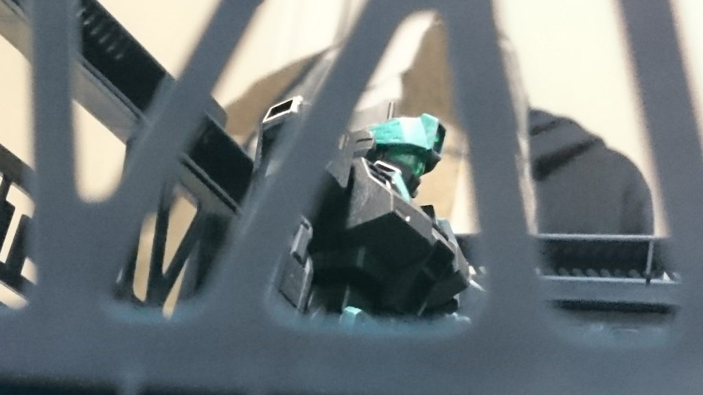 基地の隙間から覗くイメージ