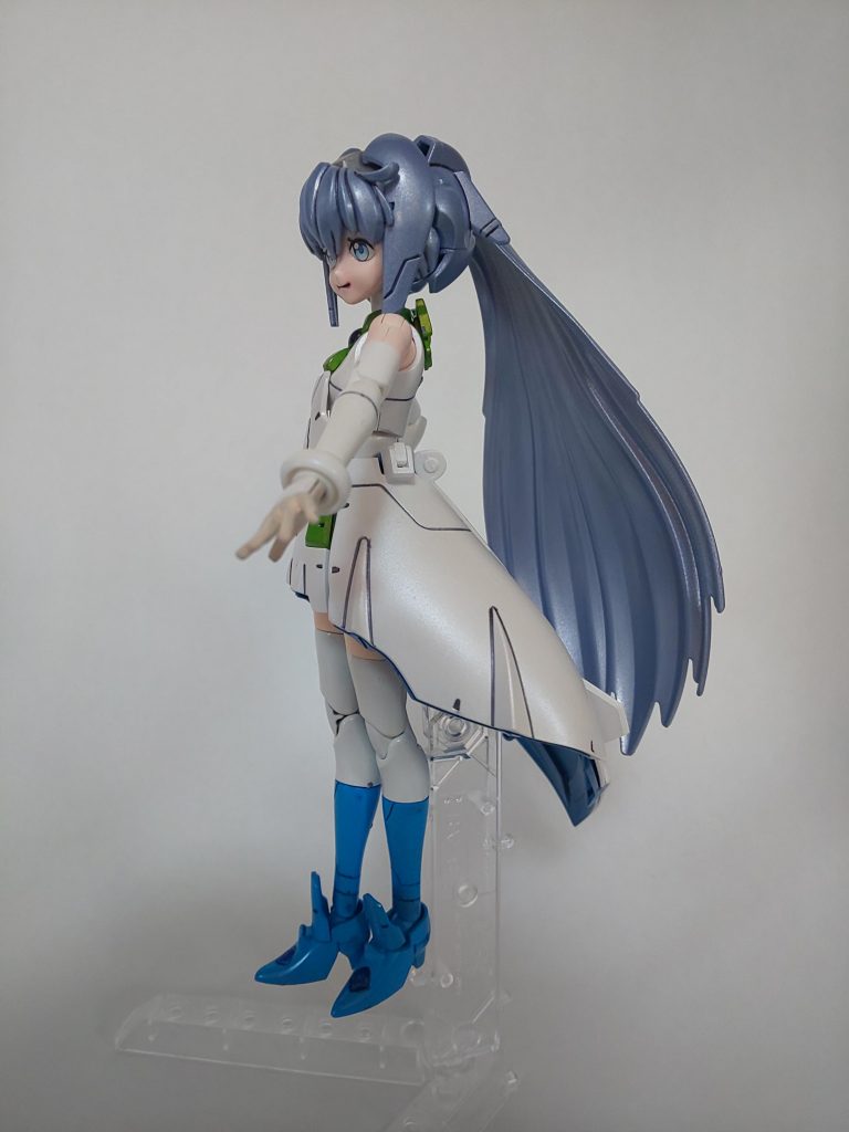 横です。わりと髪の位置が遠い。
可動に便利ですし、翼を取り付けるには結果良いです。