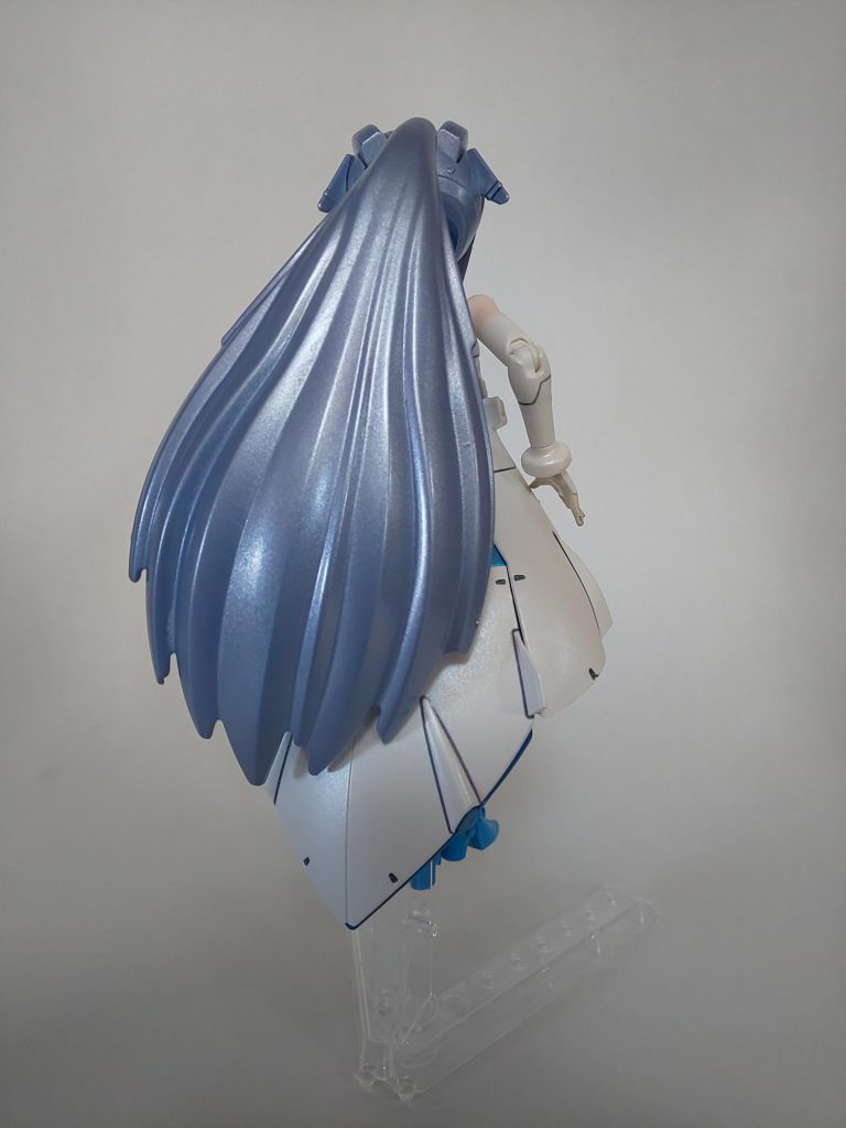 ロングの髪です。髪自体はディナイアルのクリアパーツをリペイントしているだけです。
とはいえ接続が全然違うピンなので、チマッと改造してます。