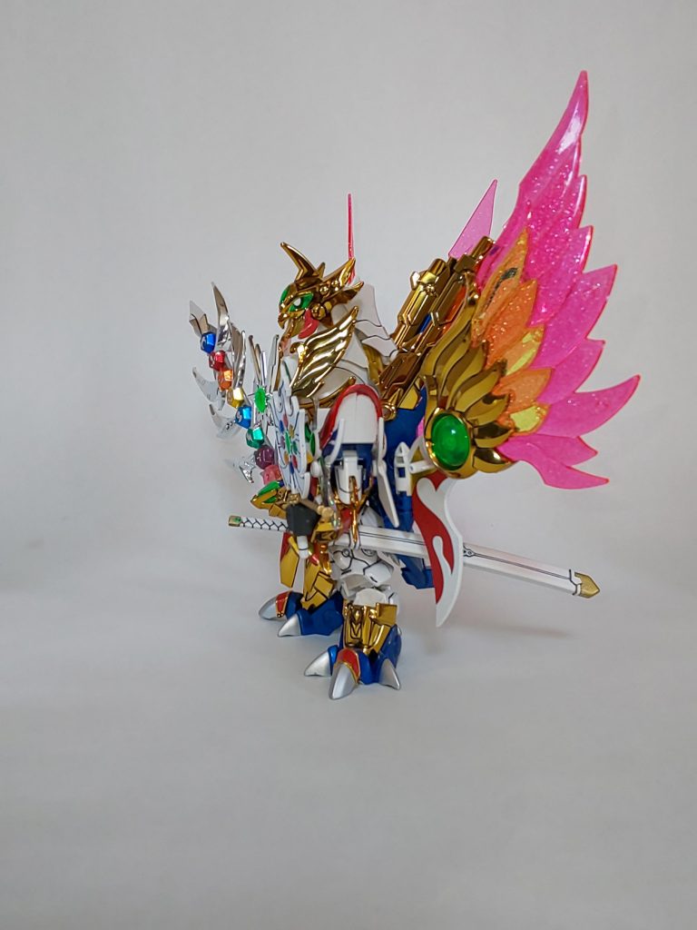 横です。鞘は、細かく部分塗装をしてます。
肩の赤はシールがありましたが、内側が無塗装(白単色)になるのが嫌で塗装しました。
肩はホイルシールが曲面に弱く、端が剥がれてくるなど問題点が集中してる印象。
まぁ、巣組の話で贅沢な要求ではありますけども。