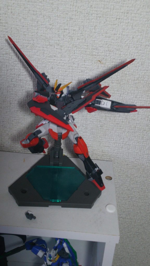 また、ビームサーベルの柄をドラグーンと接続することで実体剣としても利用できるようになっています