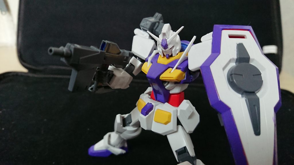 一応ではあるが通常装備もあり強化ビームガン、ビームサーベル、シールドがある。ビームサーベルはサンボルのフルアーマーガンダムのように腰に装備