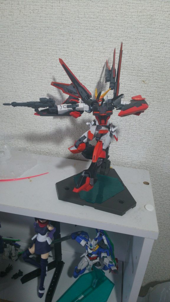 それっぽいポージング。ドラグーン以外の武装はビームライフルとビームサーベルのみ。腕のダークマターブースターから取ったアーマーはシールドがわりに使います。
ビームライフルはネオジム磁石を仕込んでいるのでリアスカートにマウント可能です