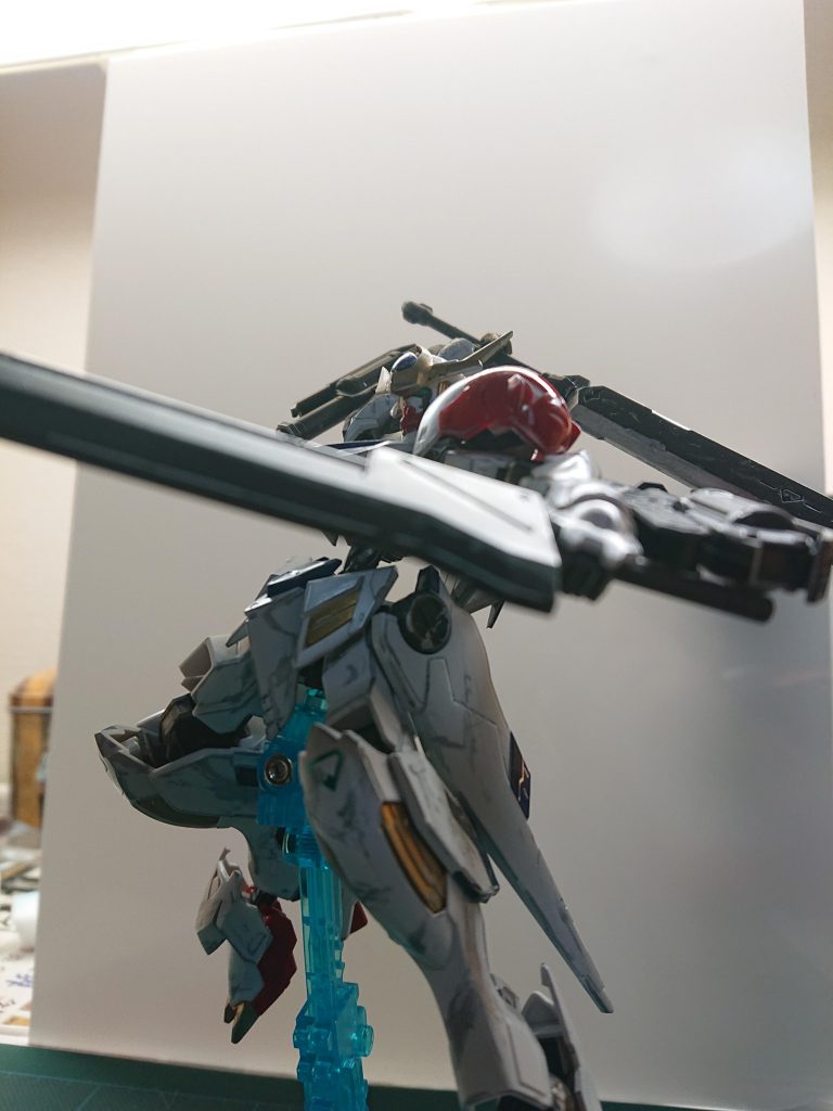 お気に入りの1枚です。武器越しの視線がたまりません。