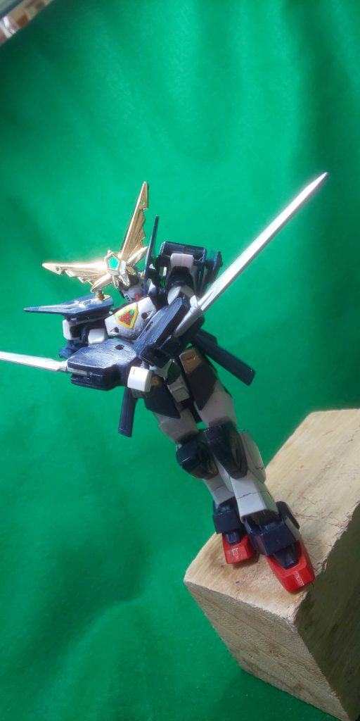 腕組み。の為に無理矢理関節パーツを仕込んだ様な…