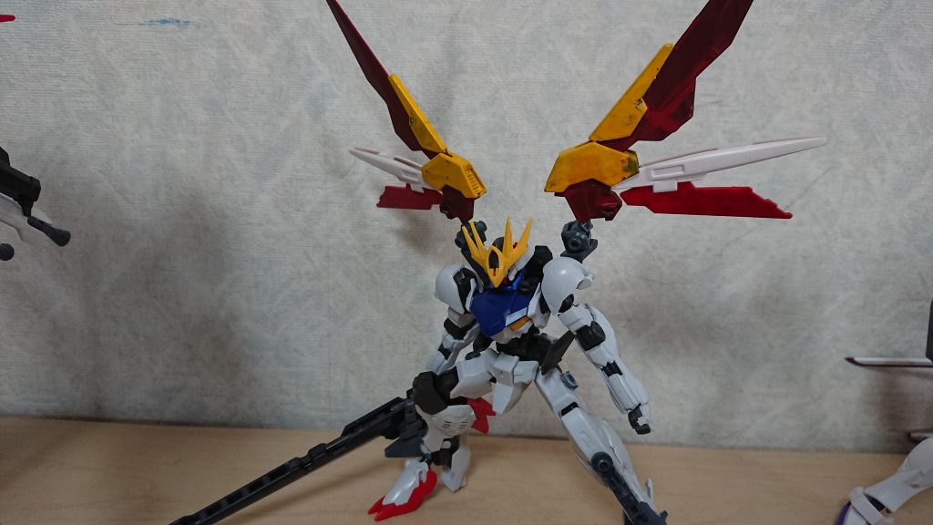 最初は量産型のエヴァ風に白でまとめようと思った