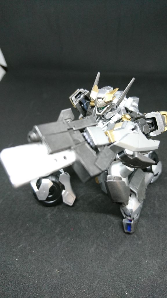 Ne-30ウッドペッカー
フルオートサブマシンガン
遠距離には不向きだが中近距離で真価を発揮する連射力が高く全弾命中させると戒神の外殻を剥がす程のダメージを与えることができるアタッチメントで小型ブレードが付けれる