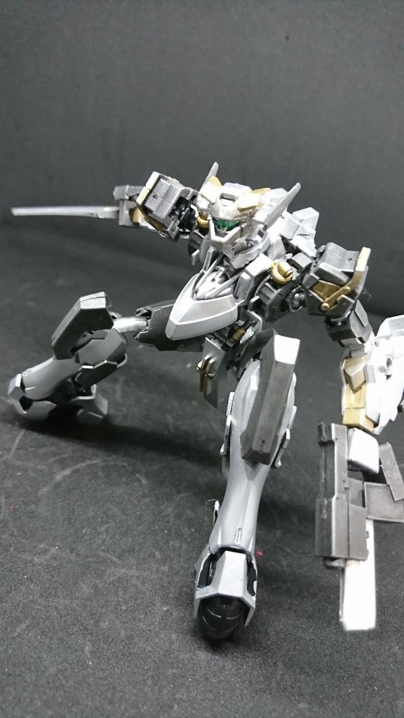 マキナ
人類が戒神を倒す為に製作した人型機械兵器
戦闘力は高く様々な武装を扱いまさに戒神を倒すために造られた機械と言えるだろう……
戒神の殲滅後彼らにはリミッターをつけられ「自我」を植え付けられた
それは生前の人間の記憶をだけを取り除き心に当たる部分をプログラミングしたものであった
また性別まで付け男女によってパーツを取り替えたりすることで性転換が可能である
一般市民のマキナは
*「シビリアン」*と呼ばれてる
防衛部隊はマキナではなくマイナーチェンジされた人型兵器
*「ソルジャー」*が勤めている
シビリアンはリミッターによって戦闘能力が制限され戦えない
色んな分野で活躍し大型都市
アヴァロン建設での活躍をきっかけに人間との絆が深まり
あるものは家庭を持ちあるものは政治家になったりと
機械でなく人間に近い存在になりつつあった
ヒーロー
政府が対戒神用治安維持に選別されたマキナ
主な活動は「アヴァロン」の治安維持や戒神出現時の対処などの職務を請け負っている
最近では政府が選定しなくても志願者がいれば「適性試験」を受けることができる無事に合格すればシビリアンはリミッター解除され「ウェポン・シード」を使用可能になる
ウェポン・シード
「マキナ」が使用する兵器の一つ
腕部に内蔵された装置「ウェポン・ブレス」から生成され近距離武装や遠距離武装を「シードデータ」から読み込み武器を出現させるウェポン・シードは使えば使うほど練度が上がり
*「データエクステンド」*が起こり武器データが進化する
例えば最弱と呼ばれた武器が最強の武器になることもある
シードデータは最大3つまで読み込ませることができる
