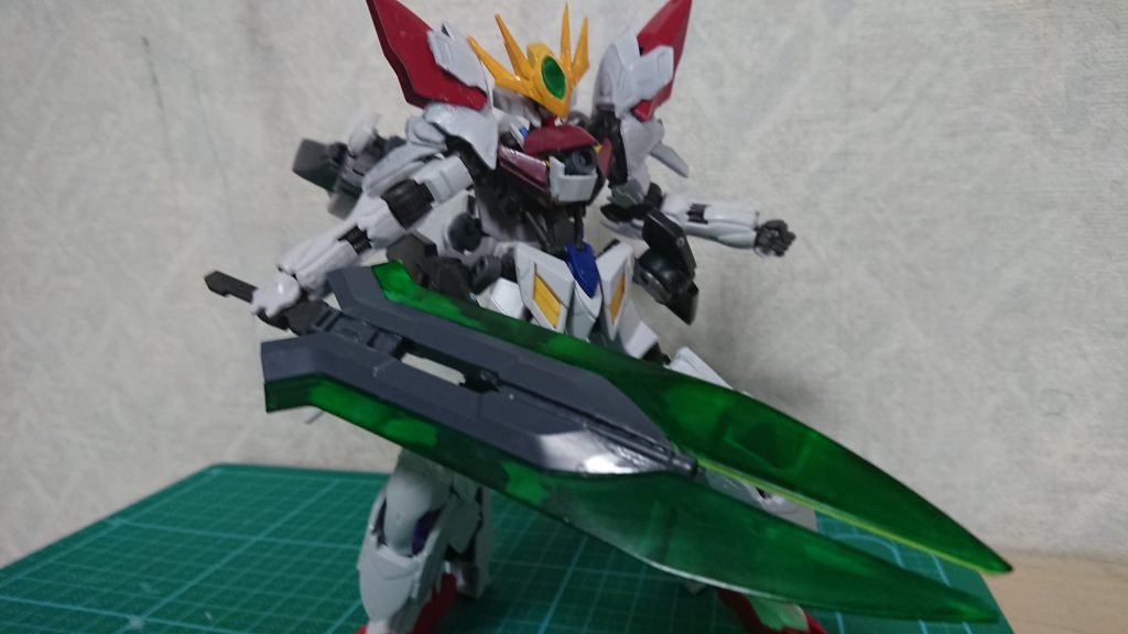 大型両刃ブレード。中央に数発だが実弾があり射撃(近距離のみ)が可能