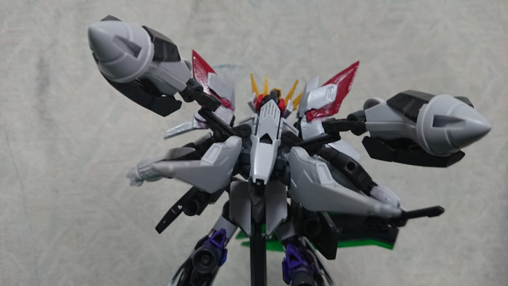 本機のメインシステム「エアドライブシステム」長時間の滞空を行うために作られ、機体を滞空させるために空気を使っている。そのためスラスターはこのシステムはエイハブリアクター1つを使用している。