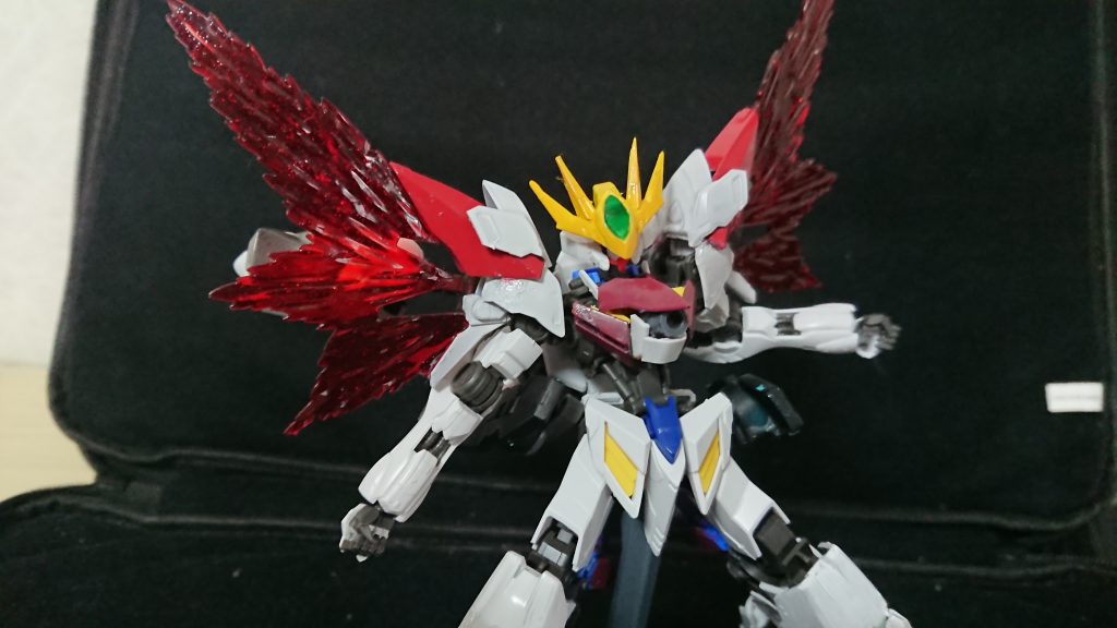 両肩からでてる羽は胸部カノン砲の余剰エネルギーからできている。羽を展開すると速くなる