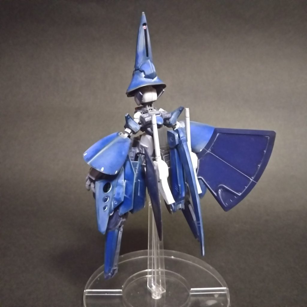 本体の方は、前作のMK=2より先に完成していたのですが、最後まで悩んだのがバックパック周り…ビーム砲をフェダーインライフル×2にしたりとか、尻尾をヴェイガン系のテールライフル?に…とか色々試行錯誤したのですが、結局ノーマルが一番しっくりしたので小加工のみでそのまま使用していますw(￣▽￣;)
ちなみにバックパック位置は、腰から背部へと稼働出来ます。