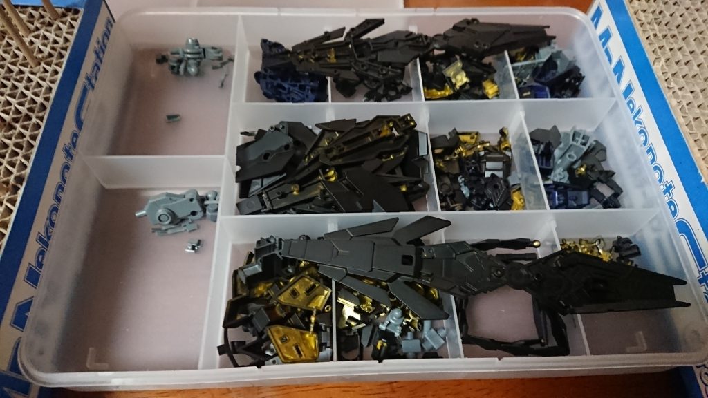 メタリックカラーを使うので黒サフ吹いたあと