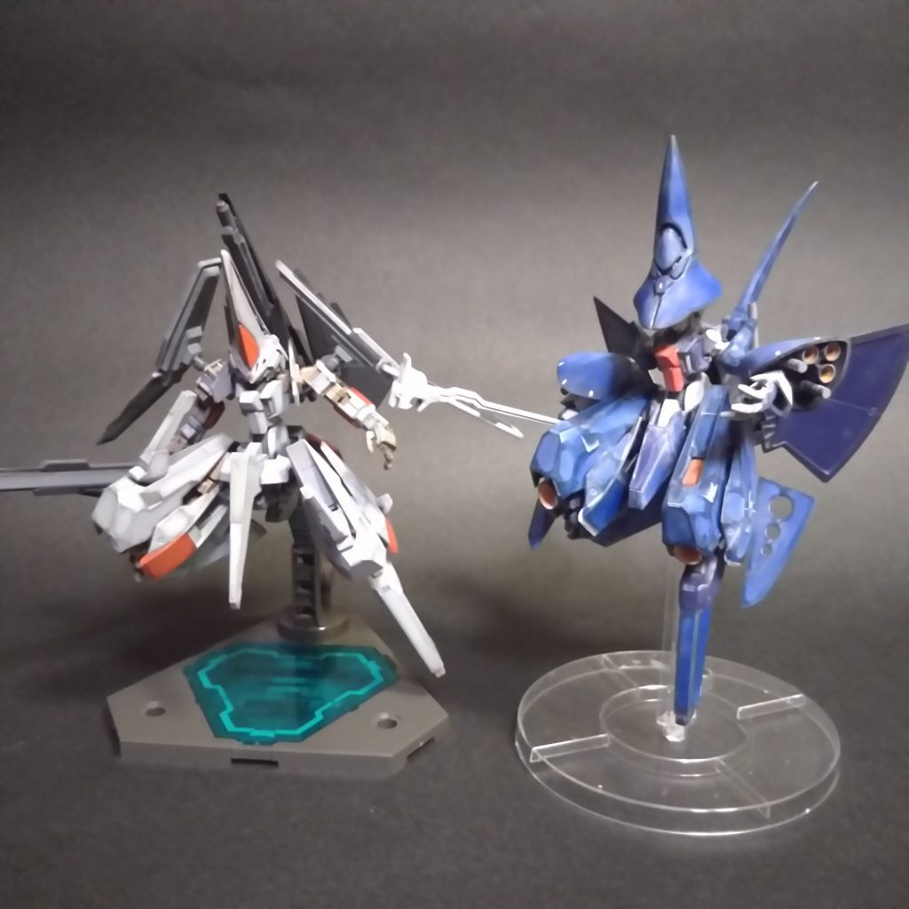 最後にMK=2と一緒に。
並べて見ると、MK=２のほうがデザインが何やら近代化したみたいで後継機ぽく見えない…ことも無い…?頭部のとんがり具合しか繋がりなさそうですが…w
閲覧ありがとうございました‼️(*｀･ω･)ゞ