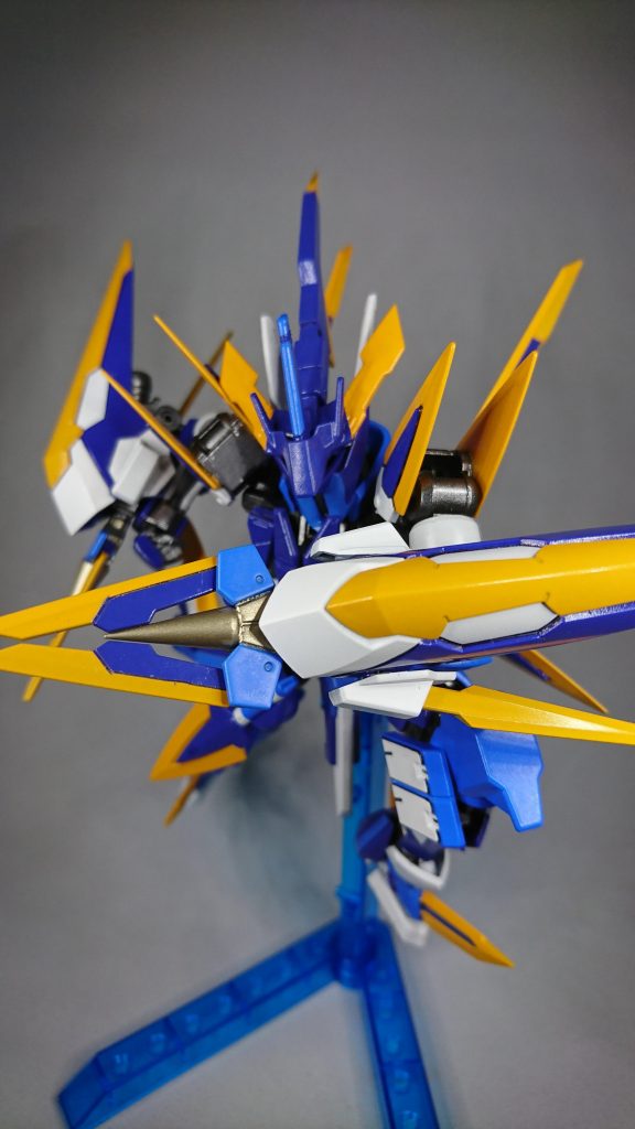 全身が武器に見えるように尖ったパーツを各所に配置し、作例のオルトリンデを参考にグリムゲルデと違う所に別のパーツを切ったり貼ったりしました