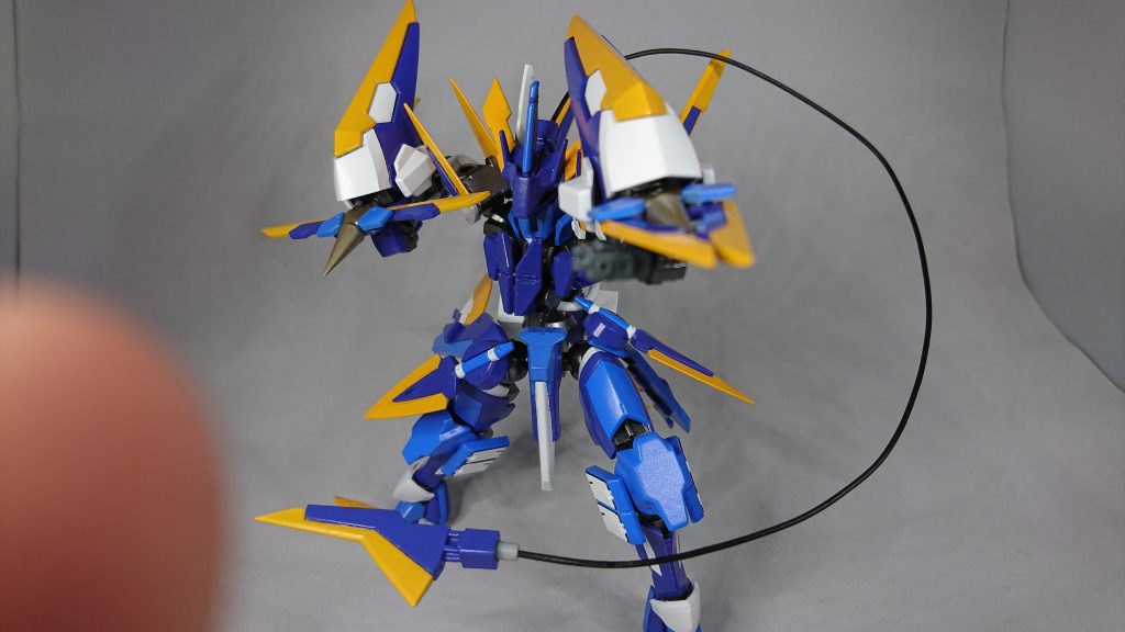 腕につけたチタンゴールドのスパイクは格闘用のダインスレイブがあったら面白いなと思い開閉式にして用途によって使い分けれるようにしました