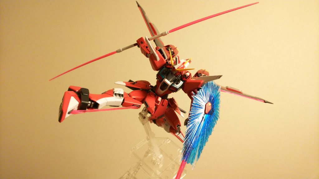 改造等は全くせず、スミ入れと部分塗装のみの仕上げです
フレームはMr.COLORのシルバーを吹き付けただけのやっつけ仕事←
キット自体もさほど古いキットではないので劇中で印象的だったハイキック気味の蹴りポーズも難なくこなします。