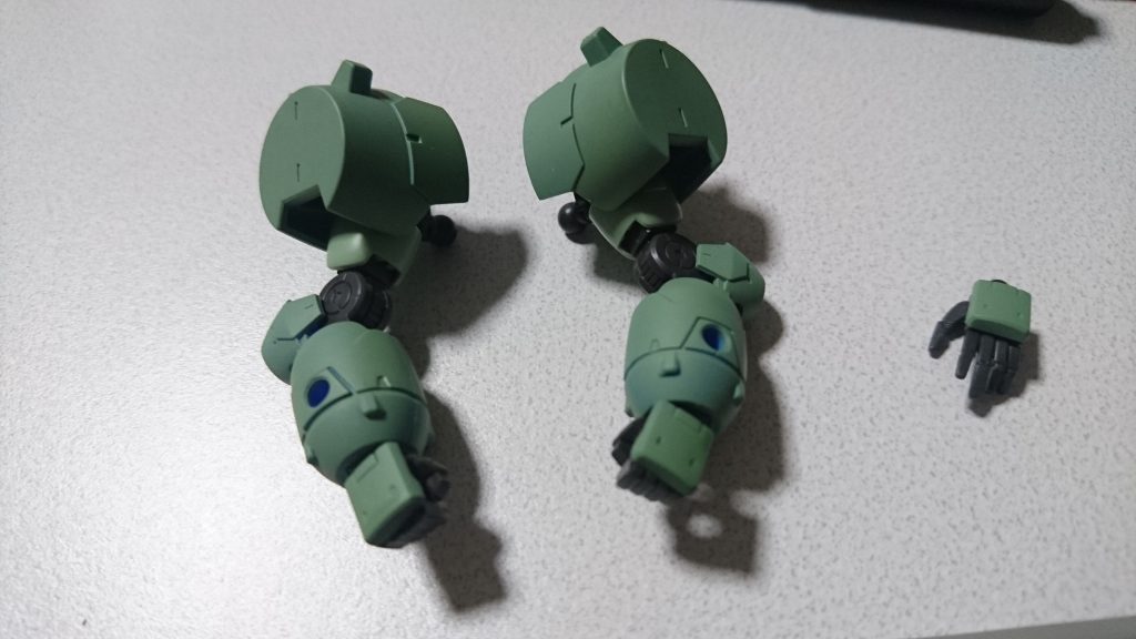 両腕をガンダムマーカーエアブラシシステム及びガンダムマーカーのザクライトグリーンで塗装しています。