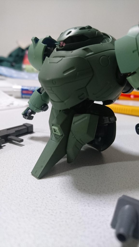 胴体もキットそのままではなくザクダークグリーンで塗装。