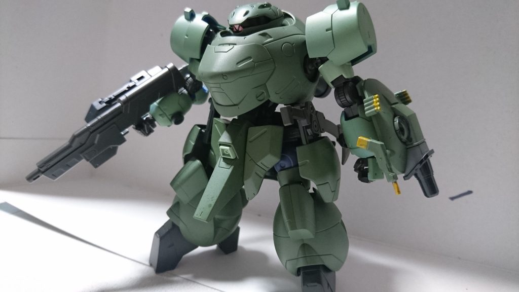 【MS設定】
G-ランドマン・ロディ。鉄華団が鹵獲したマンロディの内、予算の都合で武装の換装、再塗装がなされないまま火星本部に残されていた機体。
エイハブリアクターが無事であった為に売る価値アリとして保管されていたものの、結局売られないまま埃を被っていた。
その機体を、スペースデブリより発掘された所属不明のガンダムフレームの残骸の四肢、及び地上戦仕様の武装と併せて動けるようにしたものが本機である。
四肢のみとはいえガンダムフレームのパーツを用いて修復されているため、ガンダムのGと併せてG-ランドマン・ロディと名付けられた。専ら「グランドマンロディ」とも呼ばれる。