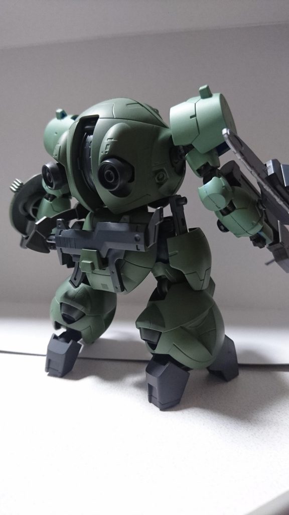 【MS設定】
本機の改修はとある鉄華団員のほぼ独断で行われていたため、鉄華団所属のMS達とは別ラインで行われており予算なども下りておらず、その団員のポケットマネーで実施している。その為、かつてのバルバトスのように鹵獲した武器などを流用したものが多い他、鹵獲した当時のままナノラミネートアーマーの再塗装が行われておらず、発注した地上戦仕様の装備のナノラミネートアーマー塗装を元のマンロディのカラーに併せている。
ベースとなったマンロディの四肢も損壊が激しかった為、一部装甲は同型のロディ・フレームから一部流用している。