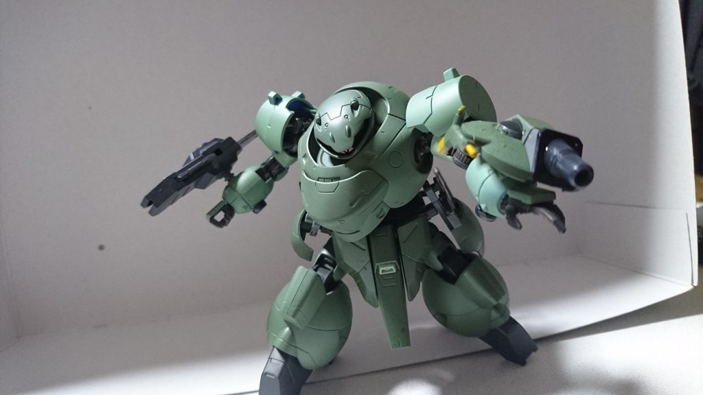 【カノンシールド】
楕円形のシールドに砲台、センサー等を取り付けたもの。左腕に装着している。
黄色部がセンサーであり、自身以外のエイハブウェーブを感知して索敵を行い、パイロットに伝達する役割を持つ。あくまで関知するだけであり敵味方の区別まではつかない。
大きさもあって防御性能自体は過度に期待できるものではないが、盾からも砲撃できる為に不意討ち、牽制としての役割は果たす。
また、砲弾の代わりに電磁ネットを仕込んで相手を捕縛する事も出来る。が、こちらの場合は弾の数が砲弾よりも少なくなる。