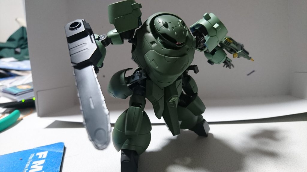 【G-ランド・ソード】
右腕に取り付けられたチェーンソー型の剣であり、普段は刃が収納されており手甲も兼ねる。マシンガン程度の弾丸ならこれでも防げないことはない。
刃の展開は勿論、上部からは持ち手が展開し、右腕との接続を解除することで手持ち武器として使える他、および仲間に貸し与える事も可能。