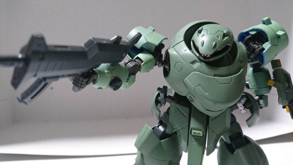 【サブマシンガン】
元々からマンロディに支給されていたものと同等のサブマシンガン。こちらは当然弾薬の補給が可能。