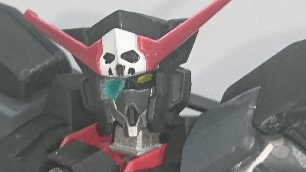 頭部のバイザーはクリアパーツ化しています。