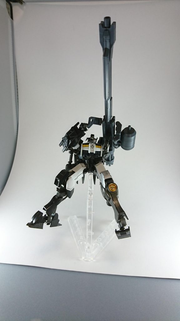 他兵装ウェポンアーム「ダイダロス」
レールカノンモード
オプション変更で選択式の大型カノン
超長距離からの狙撃も可能
使用の際は全ブースターを噴射し姿勢制御する
通常弾とダインスレイブの両方を発射可能