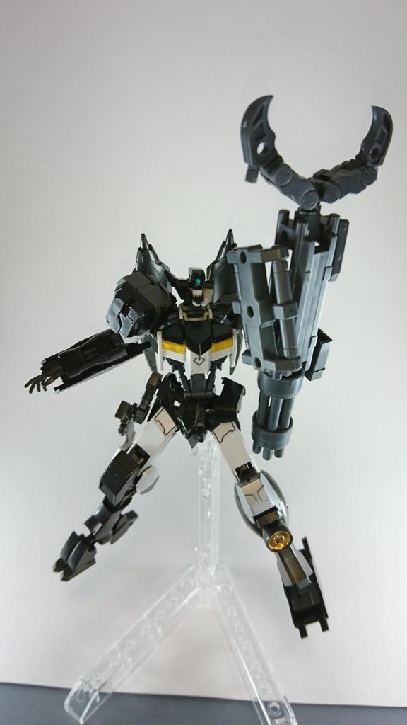 他兵装ウェポンアーム「ダイダロス」
クローモード
対ナノラミネートコーティングを施してあり並の装甲は容易く切り裂く程の切れ味