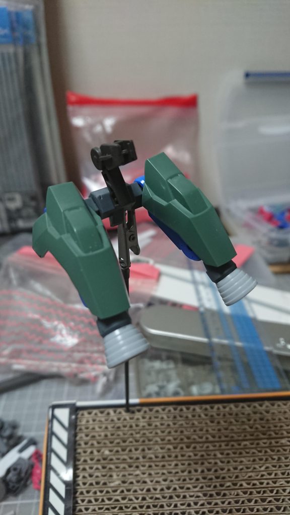 バックパックはシュヴァルベの物を使用。ビルダーズパーツでバーニアを大型化し、辟邪のサイドアーマーで追加装甲を制作。