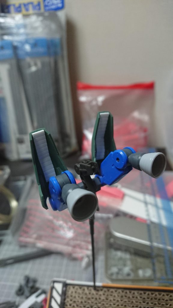 追加装甲は、基部にボールポイントを使用に跳ね上げ可能。