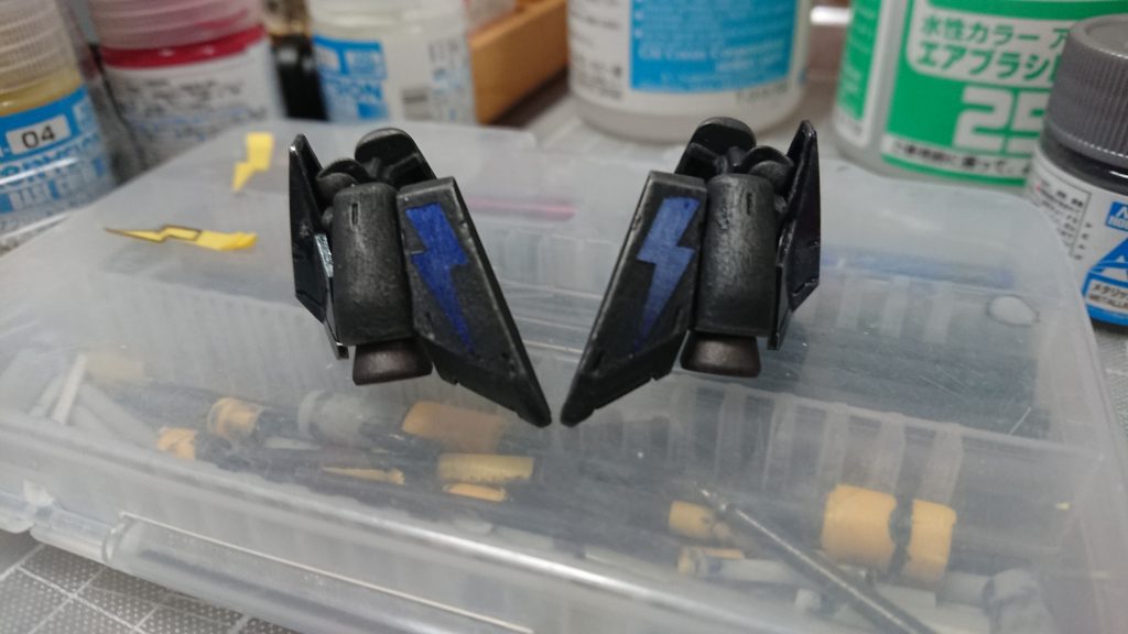 トレードマークの紫電マーク。シルバー下地にクリアブルーとクリアレッドで調色したパープルを塗装。肩部装甲の三角部分、背部リアクター、胸部下部のパーツも同様に塗装。